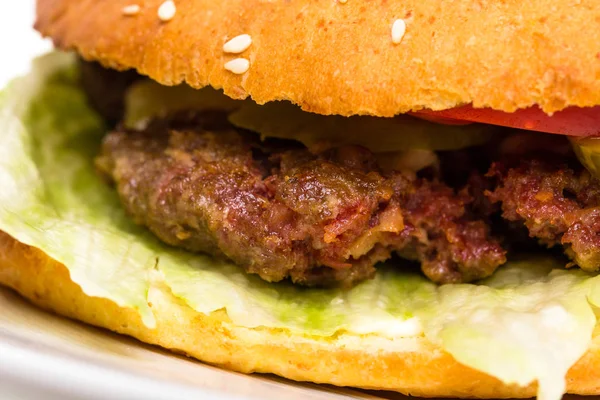 Primer plano de deliciosa hamburguesa de cordero con lechuga . — Foto de Stock