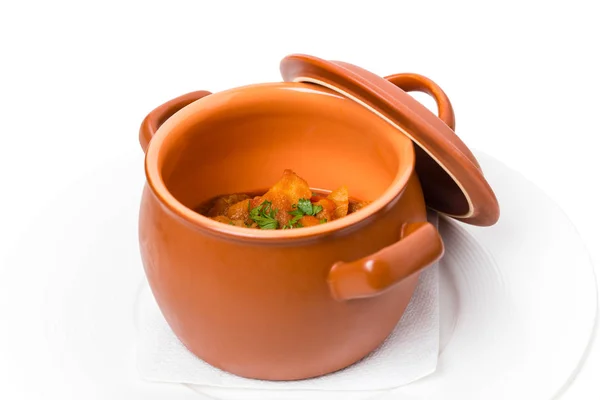 豚角煮とジャガイモの壷の鍋. — ストック写真