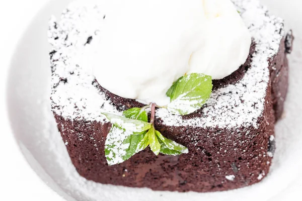 Çikolatalı browni kek vanilyalı dondurma ile.