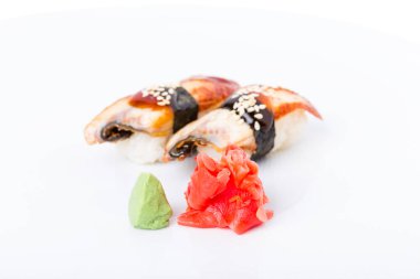 Nigiri suşi füme unagi ve susam.