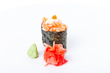 Somon ile doldurulmuş Gunkan suşi. 