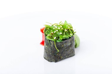 Deniz yosunu ve Marine zencefil ile Gunkan suşi.