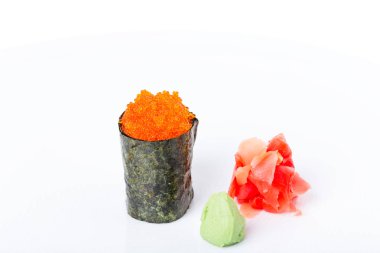 Kırmızı tobiko havyar ile doldurulmuş Gunkan suşi. 