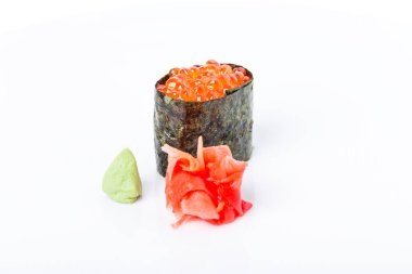 Gunkan suşi kırmızı somon havyar ile doldurulmuş. 