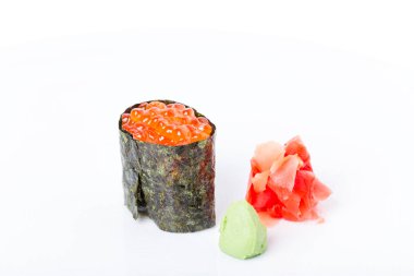 Gunkan suşi kırmızı somon havyar ile doldurulmuş. 
