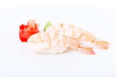 Geleneksel Japon karides nigiri suşi.