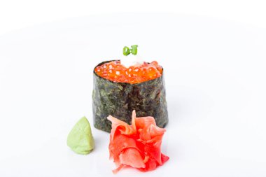 Gunkan suşi kırmızı somon havyar ile doldurulmuş. 