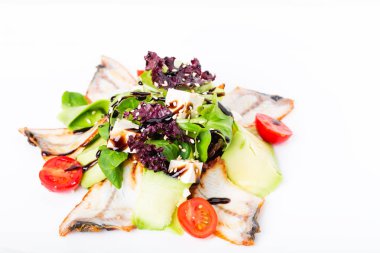 Taze salata avokado ve füme unagi ile.