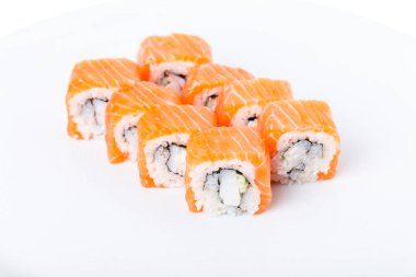 Somon suşi roll kar yengeç ve salatalık ile.