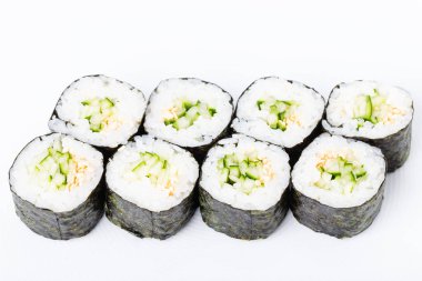 Vejetaryen Japon suşi roll salatalık ile.