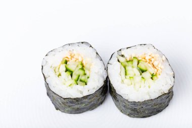 Vejetaryen Japon suşi roll salatalık ile.