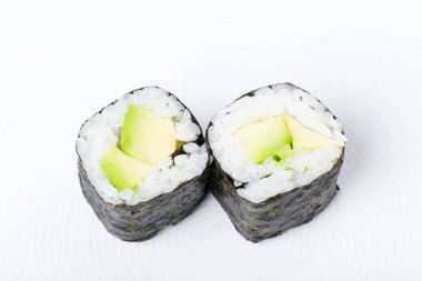 Vejetaryen Japon suşi rulo ile avokado.