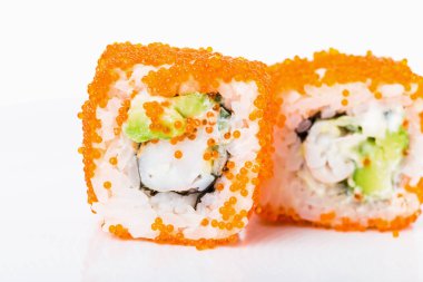 Lezzetli suşi rulo kar Yengeç ile.