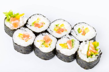 Lezzetli somon suşi rulo ile mango.