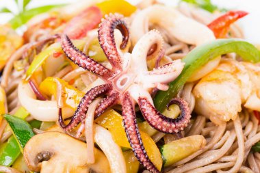 Deniz ürünleri ve sebze ile lezzetli erişte.