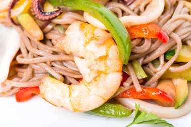 Deniz ürünleri ve sebze ile lezzetli erişte.