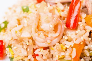 Deniz ürünleri ve sebze risotto.