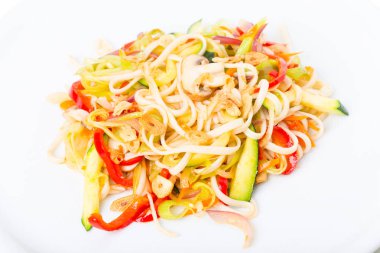 Lezzetli noodles sebze ve gevrek sarımsak ile.