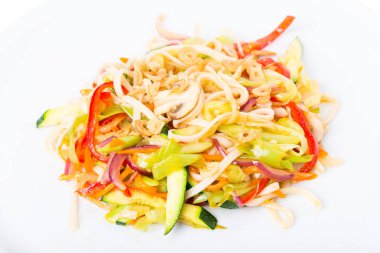 Lezzetli noodles sebze ve gevrek sarımsak ile.