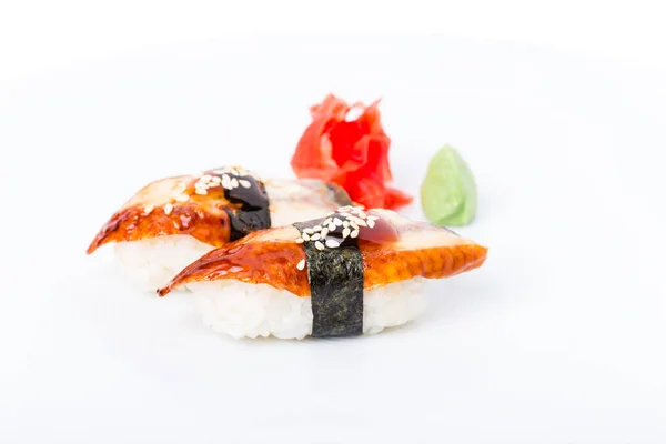 握寿司与烟熏的鳗鱼和芝麻. — 图库照片
