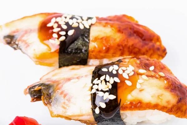 Nigiri sushi met gerookte unagi en sesam. — Stockfoto