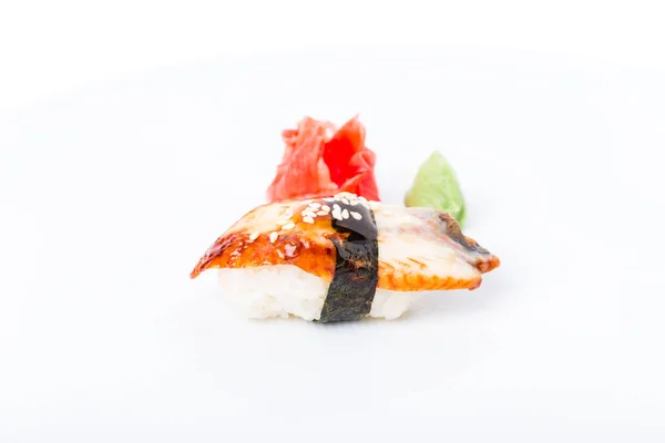 Nigiri sushi con unagi ahumado y sésamo . — Foto de Stock