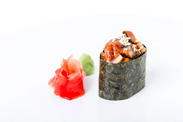 Gunkan sushi gevuld met gerookte unagi. — Stockfoto