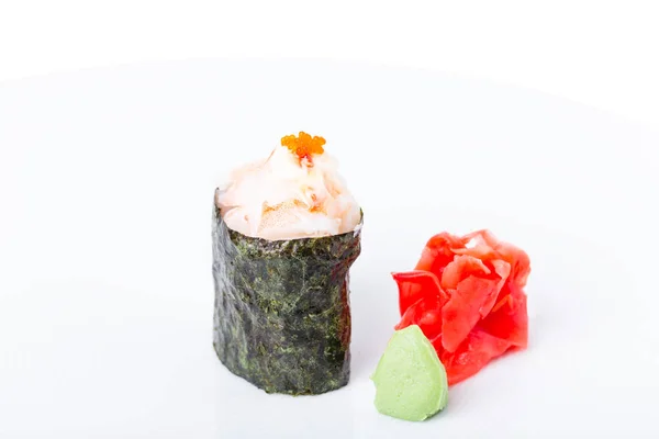 Traditionele Japanse gunkan sushi met sneeuwkrab. — Stockfoto