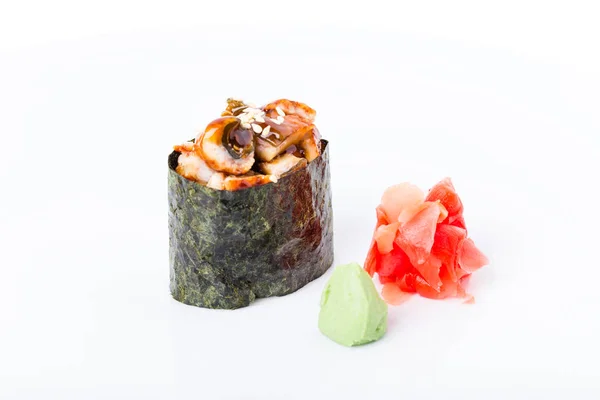 Gunkan sushi gevuld met gerookte unagi. — Stockfoto