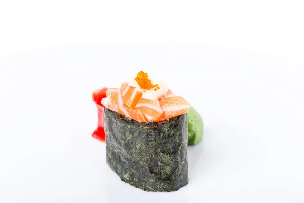 Sushi Gunkan relleno de salmón . — Foto de Stock