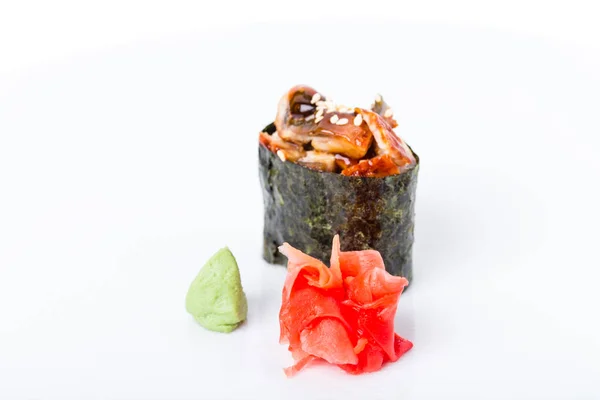Gunkan sushi gevuld met gerookte unagi. — Stockfoto