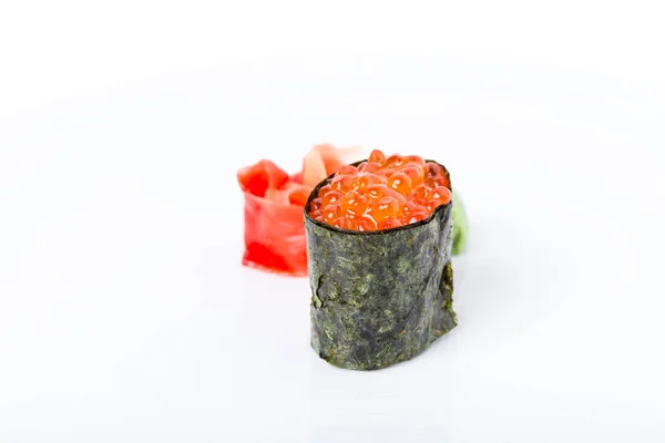 Gunkan sushi gevuld met rode zalm kaviaar. — Stockfoto