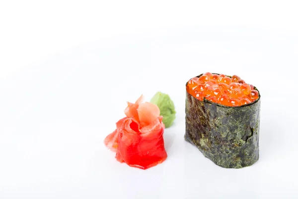 Gunkan sushi gevuld met rode zalm kaviaar. — Stockfoto