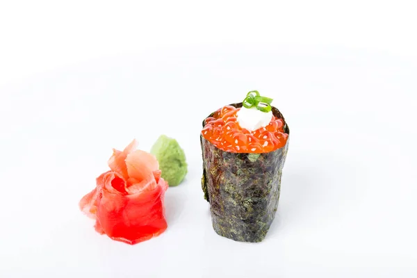 Sushi Gunkan farci au caviar de saumon rouge . — Photo