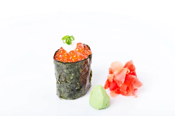 Gunkan sushi gevuld met rode zalm kaviaar. — Stockfoto