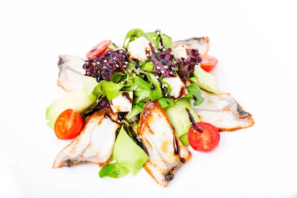 Insalata fresca con avocado e unagi affumicati . — Foto Stock