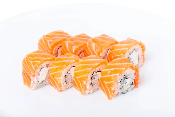 Rotolo di sushi di salmone con granchio di neve . — Foto Stock