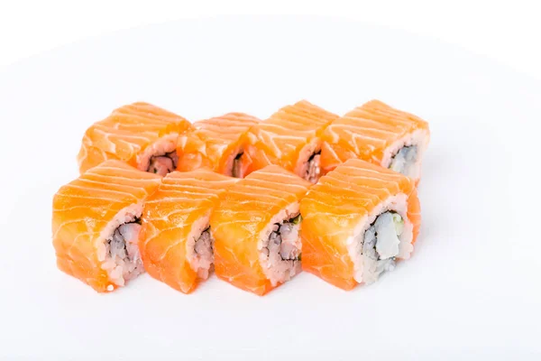 Rotolo di sushi di salmone con granchio di neve e cetriolo . — Foto Stock