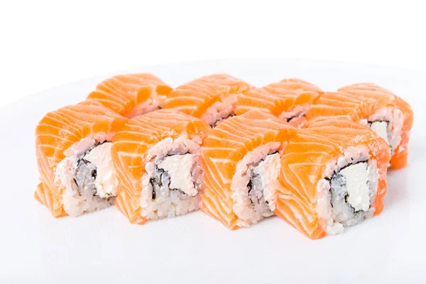 Delizioso rotolo di sushi di salmone con maionese . — Foto Stock