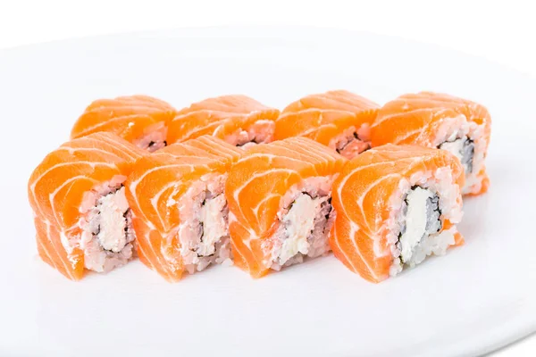 Delizioso rotolo di sushi di salmone con maionese . — Foto Stock