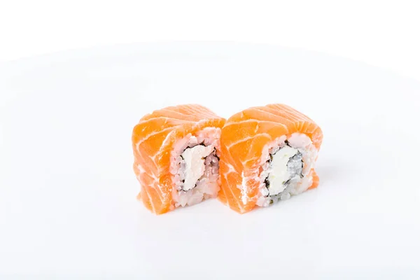 Delizioso rotolo di sushi di salmone con maionese . — Foto Stock