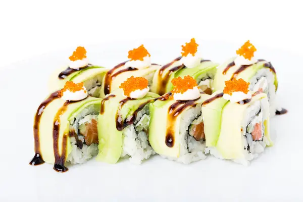 Heerlijke avocado sushi roll met zalm. — Stockfoto
