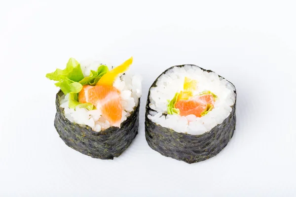 Heerlijke zalm sushi roll met mango. — Stockfoto