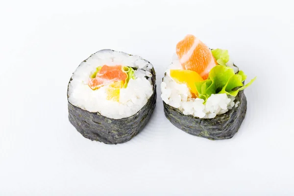 Heerlijke zalm sushi roll met mango. — Stockfoto