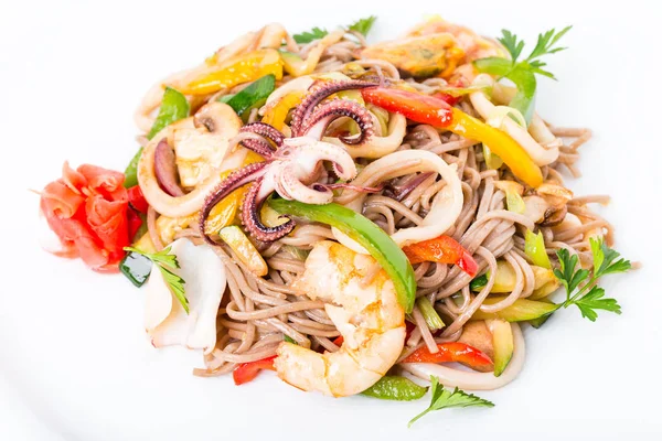 Deliziose tagliatelle con frutti di mare e verdure . — Foto Stock