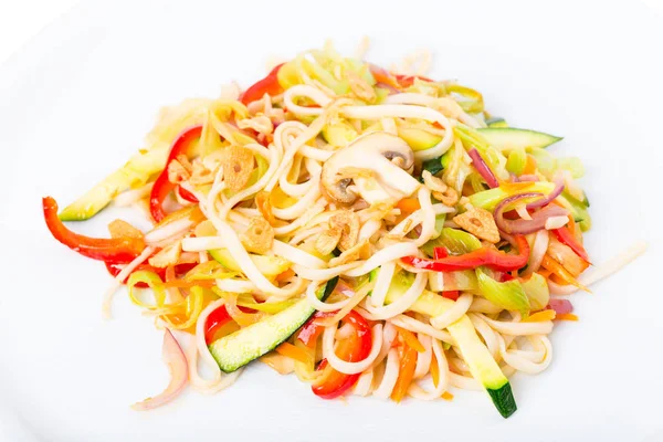 Lezzetli noodles sebze ve gevrek sarımsak ile. — Stok fotoğraf