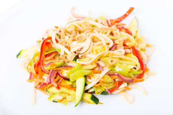 Lezzetli noodles sebze ve gevrek sarımsak ile.