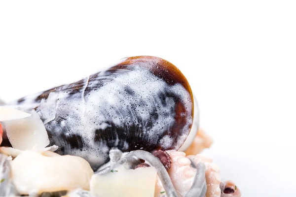 Schwarze Nudeln mit Meeresfrüchten in Sahnesauce. — Stockfoto