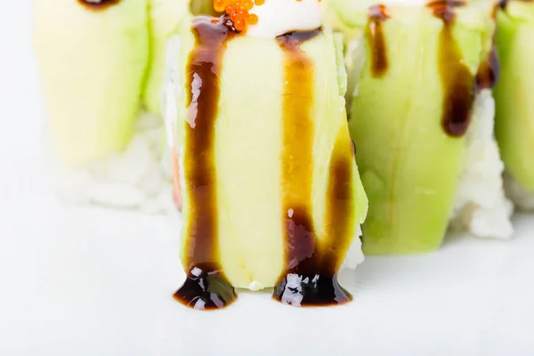 Delicioso rollo de sushi de aguacate con salmón . — Foto de Stock