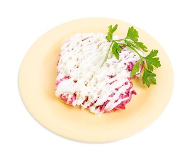 Mayonez ile Rus ringa balığı salatası.